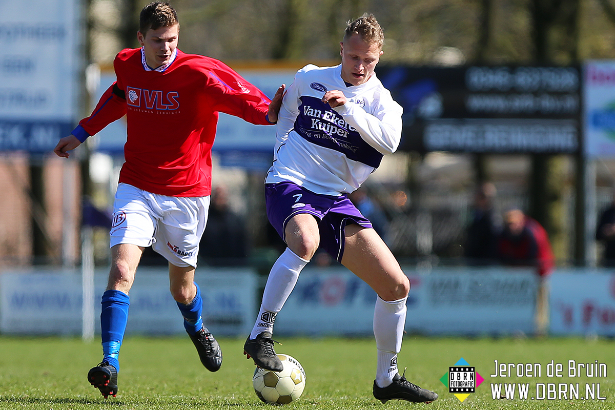 Voetbalwedstrijd in de 1e klasse C tussen LRC Leerdam en VVGZ (0-0)