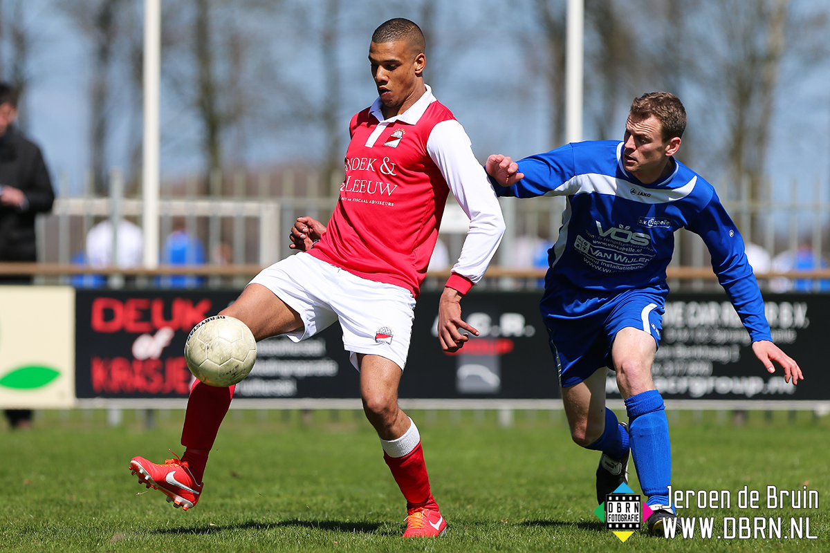Voetbalwedstrijd in de 2e klasse F tussen sv Capelle - Leerdam Sport (4-0)