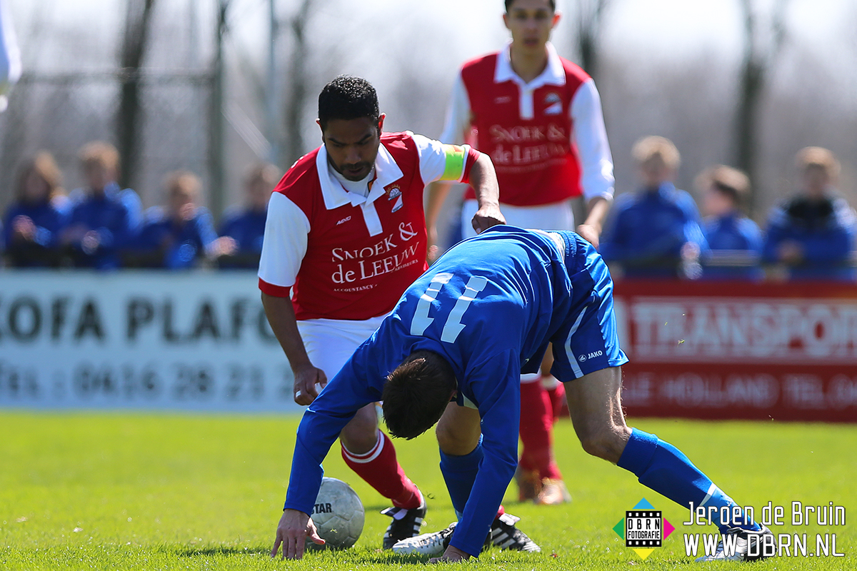 Voetbalwedstrijd in de 2e klasse F tussen sv Capelle - Leerdam Sport (4-0)